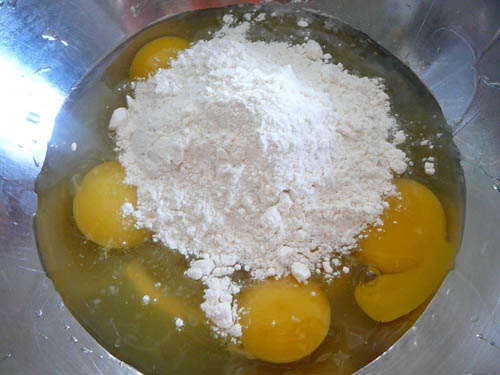 Для заварного крема смешиваем яйца с крахмалом