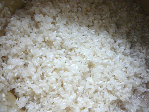 Рис хорошо промываем под проточной водой, даем стечь
