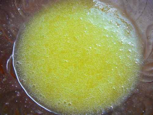 Растираем желтки с солью и сахаром