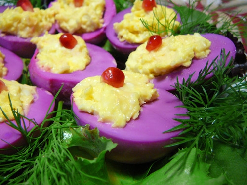 Цветные фаршированные яйца с сыром