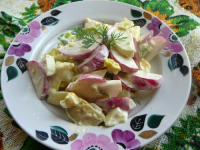 Салат с редисом и брюссельской капустой