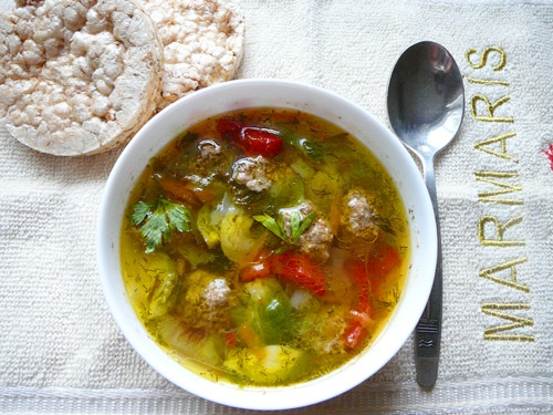 Легкий овощной суп с фрикадельками из индейки и брюссельской капустой